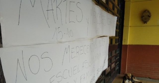 Cansadas de las promesas de arreglos, autoridades de la Primaria 15 cierran las puertas de la escuela